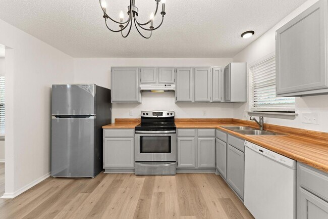 Building Photo - 15205 Cavalier Canyon Dr