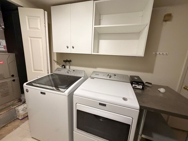 Building Photo - Premier Location!