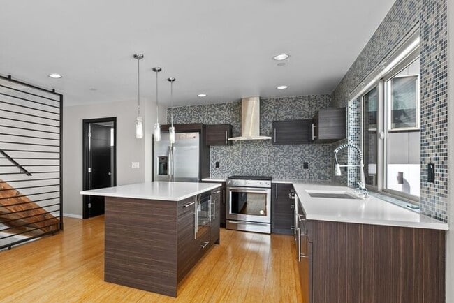 Building Photo - Air Conditioned Judkins Parkside Townhome ...