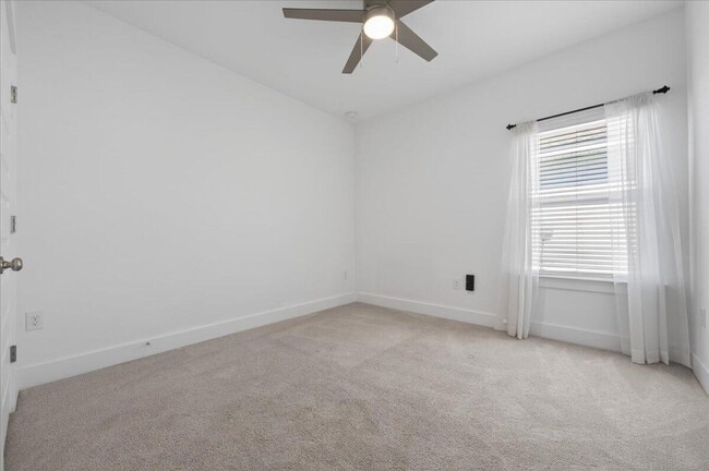 Building Photo - 210 Lyla Ln