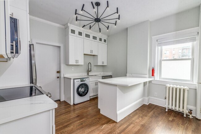 Building Photo - 369 Tappan St