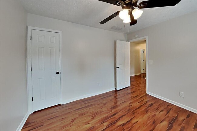 Building Photo - 7318 Coral Lake Dr
