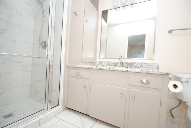 Building Photo - 10034 Cedardale Dr