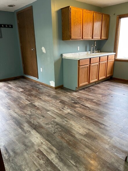 Building Photo - 1122 S Oak Ave