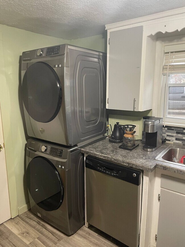 Kitchen / Washer & Dryer - 1724 Center Ave NE