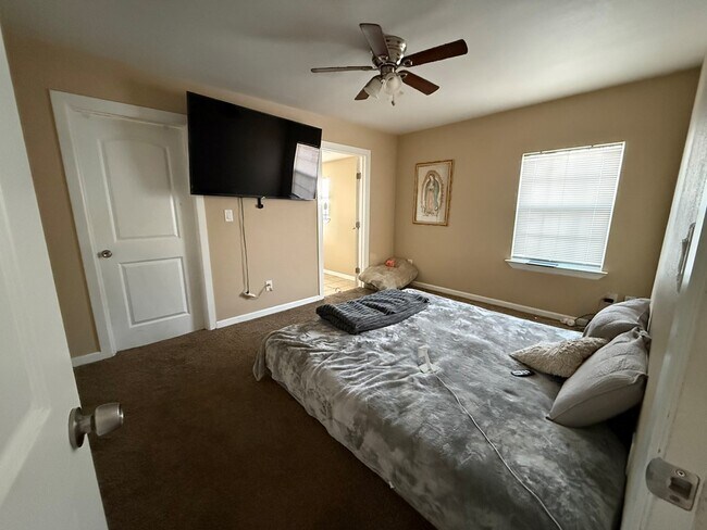 Building Photo - 401 E 43rd St