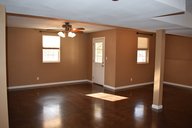 Building Photo - Beautiful spacious home in Waynesville