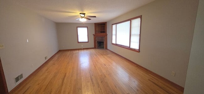 Primary Photo - 3 Bedroom 2 Bath Carthage Stone Beauty! $1195