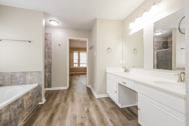 Building Photo - 18450 Hollow Oaks Cir