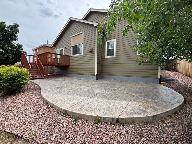 Building Photo - 5 Bedroom, 3 Bathroom Single-Family Home w...