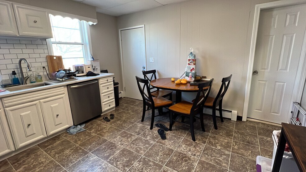 Building Photo - 158 Holland St