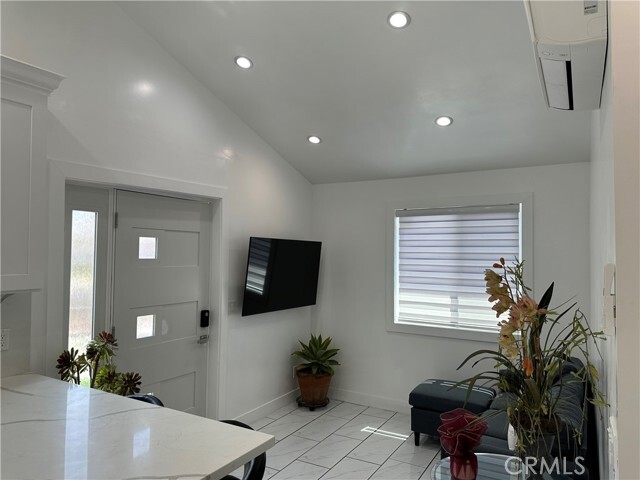 Building Photo - 7013 Bellaire Ave