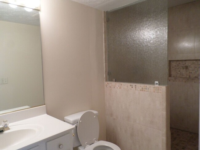 Building Photo - 4 bedroom 3 bath Townhouse