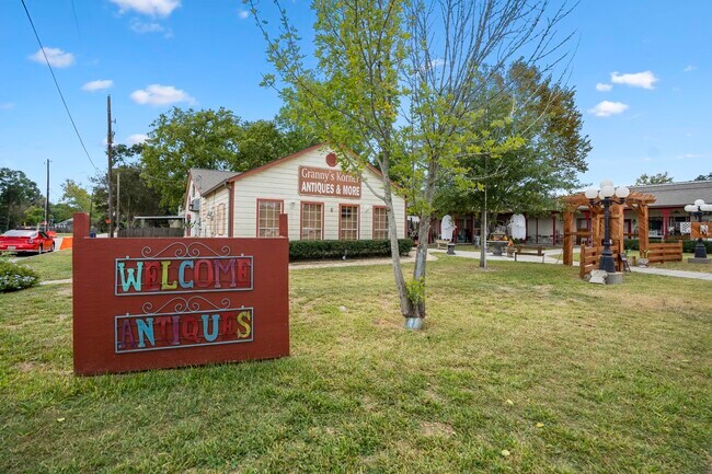 Building Photo - 628 Foster St