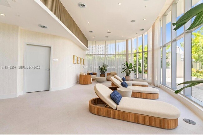 Building Photo - 700 NE 24th St