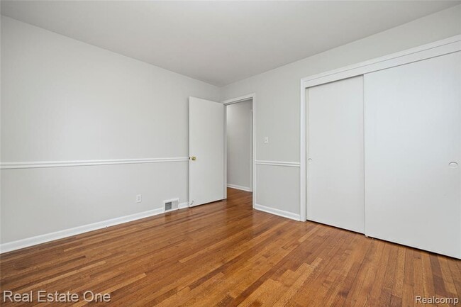 Building Photo - 2360 Pine View Dr