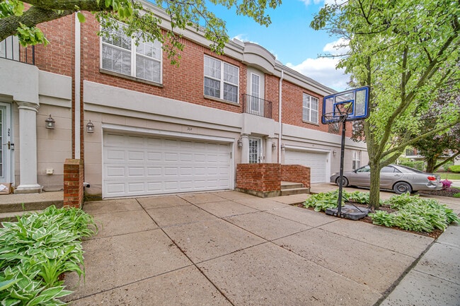 Primary Photo - 364 Town Pl Cir