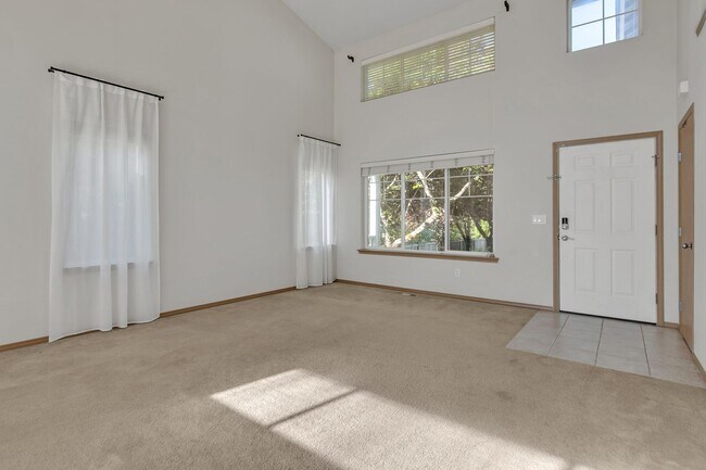 Building Photo - Beautiful Gated Home in Puyallup