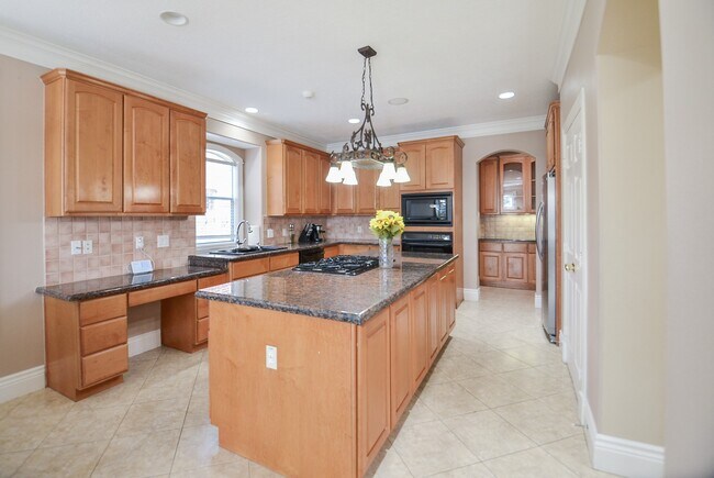 Building Photo - 5835 Stratford Gardens Dr