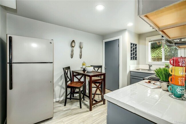 Building Photo - 2323 - Jones