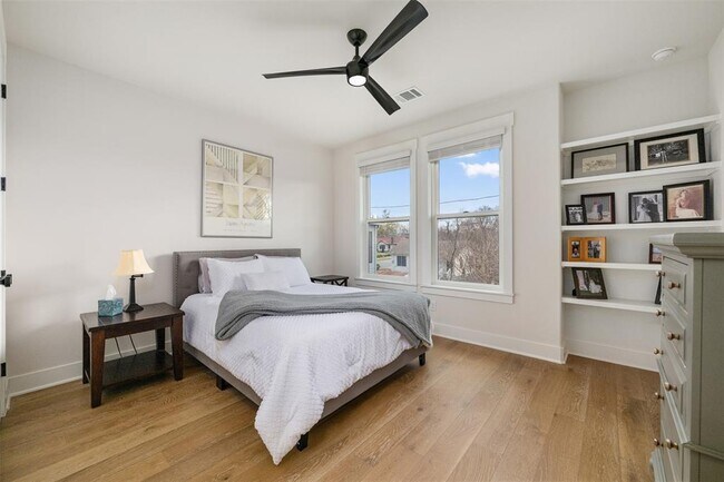 Building Photo - 510 E 7th St