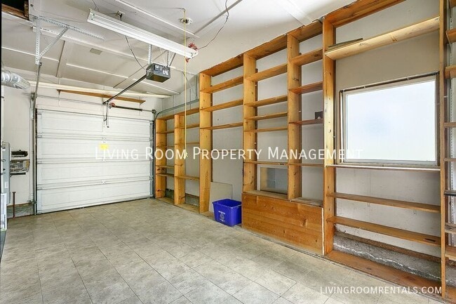Building Photo - 725 Riverdale Dr