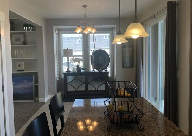 Building Photo - Beautiful 3 Bedroom Townhome in Daybreak!