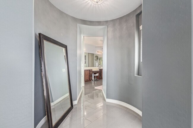 Building Photo - LUXURIOUS Executive Style home in the high...