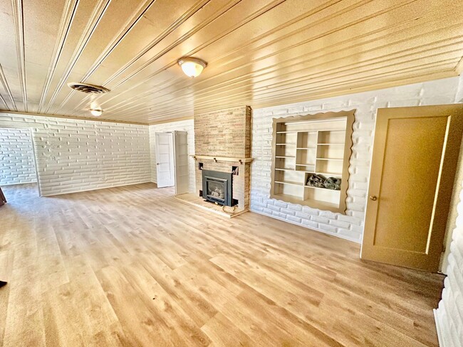 Building Photo - Fully Renovated West Fresno 4/2