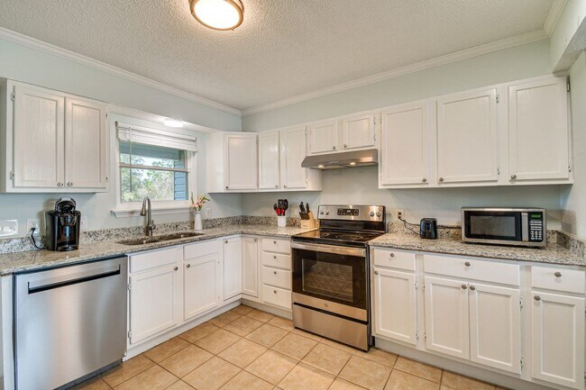 Building Photo - FULLY FURNISHED!!! 2 BEDROOM TOWNHOME IN P...