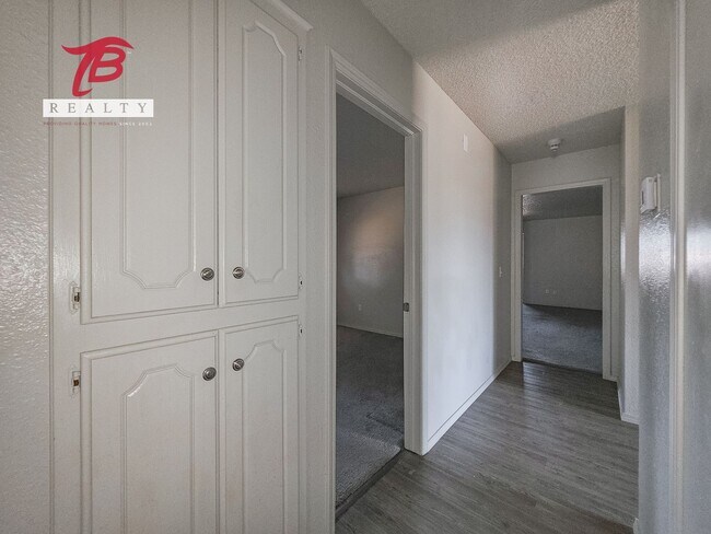 Building Photo - Spacious 3 bedroom, 2 bath single-family home in the desirable Lyrewood/Woodlake area of northwes...