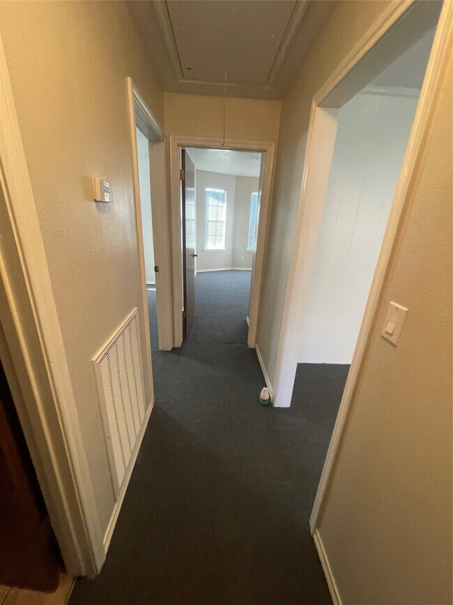 Building Photo - 302 Yorkshire Ct