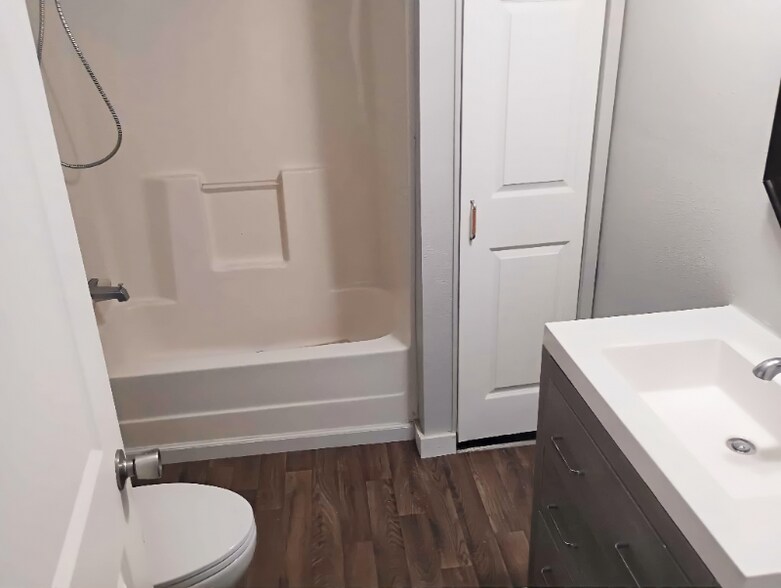 Building Photo - 1100 W Locust St