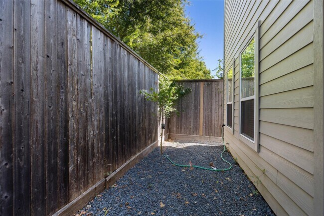 Building Photo - 602 Thornton Oaks Ln