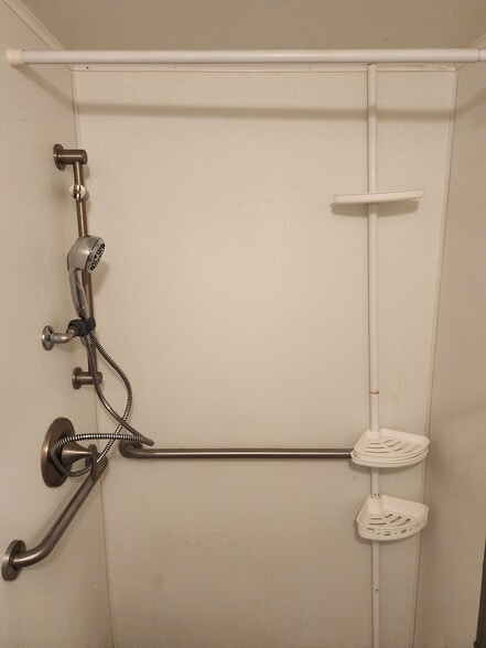 Walk-in Shower - 232 N Shippen St