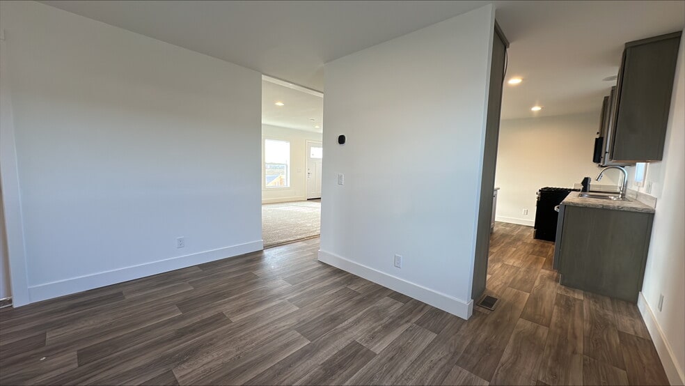 Building Photo - 6 Lapin St