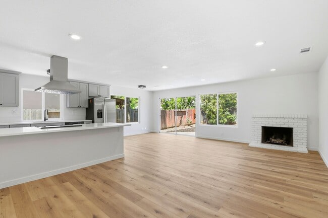 Building Photo - Beautifully Remodeled Property
