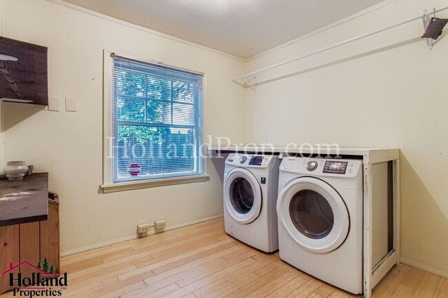 Building Photo - Spacious 3-Bedroom Hillsboro Home with Spa...