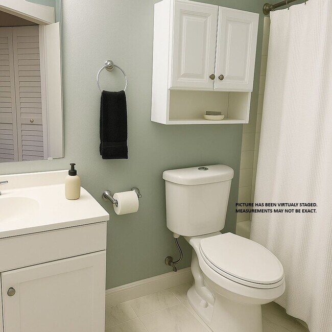 Building Photo - Beautiful 2 bedroom/2 bathroom corner condo in gated Regency Park!