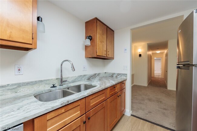 Building Photo - 7020 Carriage Hill Dr