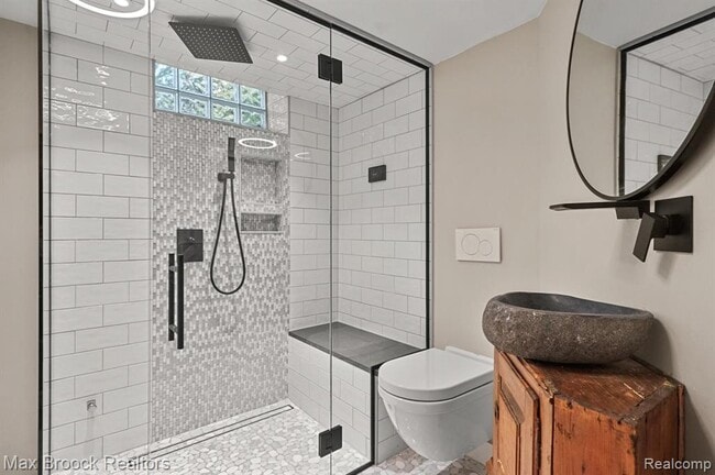 Building Photo - 2120 Buckingham Ave