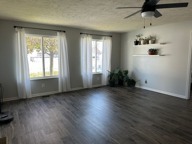 Building Photo - 3 Bedroom 2 Bath Home In Valpo