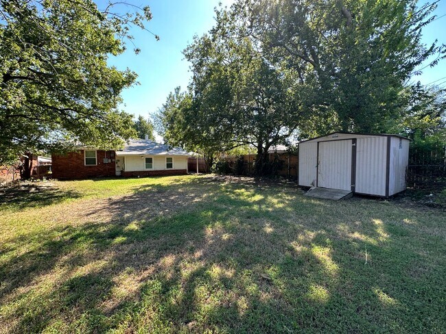 Building Photo - Spacious 3 bed, 1 1/2 bath, 1 car garage with carport