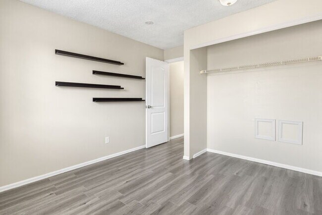 Building Photo - Clean, Bright 3 Bedroom with large yard an...