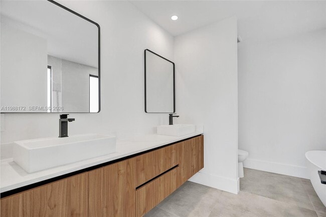 Building Photo - 2421 SW 16th Ter