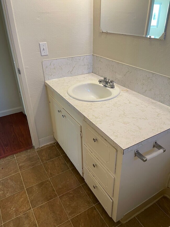 Building Photo - 2 BED/1 BATH - END UNIT WITH CITY VIEW & PET FRIENDLY