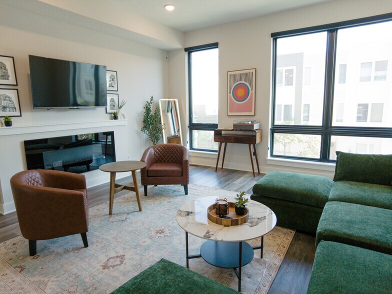 Building Photo - 1446 E 15th St