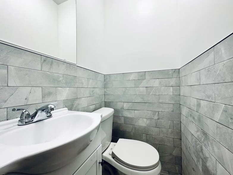 Building Photo - Furnished room/NOT APARTMENT