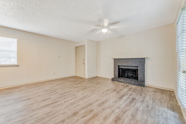 Building Photo - Marshall