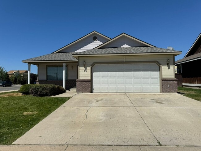 Primary Photo - 4 Bedroom, 2 Bath House! Available to Rese...